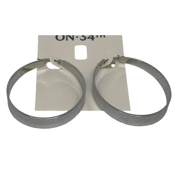 Silver Tone Oval Hoop Earrings Fashion Stylish Chic Trendy Statement Shiny NWT - Picture 1 of 10